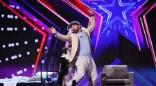 Românii au talent 2022: Adrian Stoica și prietenul lui patruped au încântat publicul cu spectacolul de teatru pus în scenă