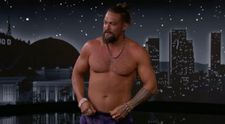 Jason Momoa s-a dezbrăcat în direct, la TV! ”Nu-mi mai place să port haine”