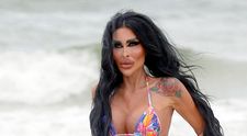 Și paparazzii s-au speriat când au văzut-o pe plajă. Tara Jayne McConachy, apariție bizară în costum de baie
