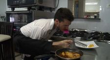 Pasiunea lui depaseste limitele imposibilului. Bucatarul fara maini i-a lasat muti de uimire pe juratii de la MasterChef