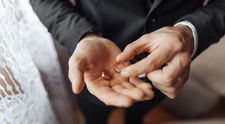 Un cuplu s-a căsătorit și a divorțat de 12 ori pentru a încasa pensii de urmaș în valoare de 326.000 de euro. Cum au scăpat cei doi nepedepsiți