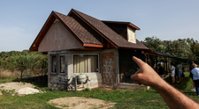 VIDEO Cum încălzești o casă care are o singură sobă? Misiune imposibilă