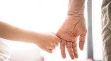 Un bunic a luat de la grădiniță copilul unei alte familii, în locul nepotului său. Vinovată ar fi educatoarea