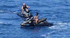 E numai fibră la 54 de ani! Cât de bine arată logodnica lui Jeff Bezos, al treilea cel mai bogat om din lume, în costum de baie! Cei doi, surprinși de paparazzi pe ski-jet în Grecia