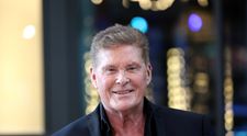 David Hasselhoff, tot mai afectat de problemele de sănătate. Apropiații se tem pentru starea starului din „Baywatch”, după ce a fost surprins în scaun cu rotile