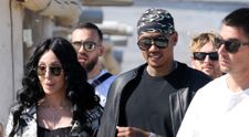 Cher, toată un zâmbet alături de iubitul cu 40 de ani mai tânăr decât ea! Cum i-au surprins paparazzii pe străduțele din Monaco