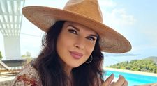 Monica Bîrlădeanu, apariție fermecătoare la piscină. Actrița a purtat un costum de baie cu decolteu amețitor