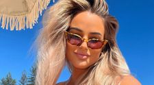 Un model de costume de baie s-a fotografiat cu celulita la vedere. Mesajul transmis