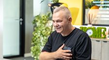 Șef sub acoperire, 21 noiembrie 2024. Eugen Ene, livratorul care a dormit în scările de bloc, este recompensat pentru munca depusă. Surpriza pe care i-a pregătit-o șeful sub acoperire îi ajută să își îndeplinească visul: „Dăruită de suflete pentru suflete”