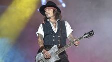 Johnny Depp a purtat ie românească și chimir de piele la concertul de la Romexpo