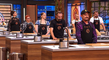MasterChef, 29 septembrie 2025. Începe proba sub presiune. 10 concurenți vor trebui să își pună ideile în aplicare pentru a realiza preparate cu resturile rămase de la concurenții care au urcat la balcon. Cireașa de pe tort: Chefi i-au anunțat pe concurenți că nu merg toate aragazele de pe bancurile de lucru