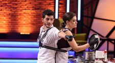 O provocare nemaivăzută la MasterChef. Concurenții trebuie să gătească fiind legați la spate