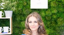 Elizabeth Hurley, la 56 de ani, arată fabulos în costum de baie, pe o bicicletă