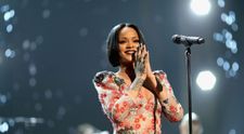 Rihanna, fara sutien si intr-o bluza ultra transparenta. Cat de sexy apare in cel mai recent videoclip