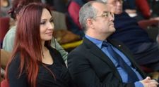Ce soție frumoasă are Emil Boc, primarul Clujului. Oana a impresionat prin eleganță și bun-gust la cel mai recent eveniment la care și-a făcut apariția
