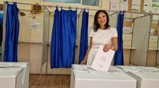 ALEGERI 2024. Cum s-a îmbrăcat Carmen Iohannis în ziua alegerilor din 9 iunie? Prima Doamnă a României a votat la Sibiu, separat de Președintele României - VIDEO
