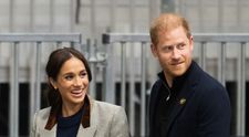 Meghan Markle nici nu vrea să audă de revenirea în Marea Britanie. Soția Prințului Harry este terifiată doar de gândul de a păși, din nou, în UK: „Orice părinte ar simți aceeași teamă în locul ei”