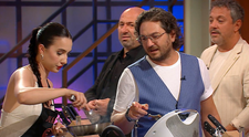 Proba sub presiune se apropie de final. Ultimele minute alocate dau startul unei agitații de nedescris: „Este rețeta lui chef Dumitrescu, dar nu am ales fructul potrivit”