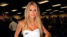 Aparitie sexy pentru blonda cu bust natural si chip fotogenic. Cum a aparut intr-o salopeta minuscula, cu John Cena
