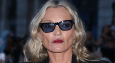 Kate Moss, surprinsă pe trei cărări la Paris. Supermodelul de 50 de ani a ieșit dintr-un club de noapte clătinându-se periculos