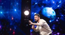 Alex Mocanu, număr senzațional de stand-up comedy: a cântat, a oferit sfaturi de parenting și a stârnit hohote de râs pe scena de la Românii au talent: „E unul dintre cei mai buni comedianți!”