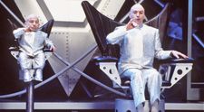 În lumea lui Mini Me. Actorul din seria Austin Powers și-a lăsat rudele fără avere în urma unei alegeri neinspirate