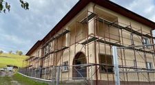 Povestea școlii din Lădăuți, renovată de românii care folosesc serviciul “Livrare prin OLX.”