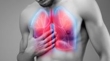 (P) Un medic pneumolog explică problemele respiratorii ale unui pacient vindecat de COVID-19