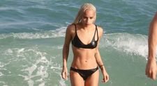 Ea poate fi considerata cea mai sexy miniona de la Hollywood. Fiica lui Lenny Kravitz, impecabila in bikini la plaja