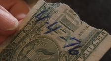 În 1976, un bărbat a păstrat jumătate dintr-o bancnotă de 1 dolar. Ce s-a întâmplat 40 de ani mai târziu este genial