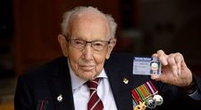 Veteranul Tom Moore, internat în spital cu COVID-19 la 100 de ani