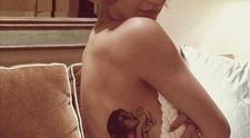 Unii spun ca e super sexy, altii sunt dezgustati. Ce cantareata celebra si-a tatuat o femeie topless pe mijloc