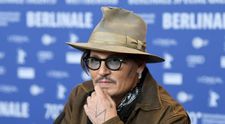 Fiul lui Johnny Depp, Jack, cu iubita de mână pe stradă, la Paris