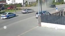 Beat, fără permis și urmărit de poliție, un tânăr intră frontal cu mașina într-un alt vehicul. Trei persoane au fost rănite - VIDEO
