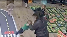 Incident șocant la o creșă de lux. O îngrijitoare a aruncat un copil în sus, dar l-a scăpat și, mai mult, a căzut peste el. Ce a pățit băiețelul de aproape 2 ani