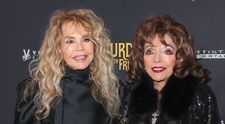 Legendele vii de la Hollywood. Una are 92 de ani, cealaltă - 89 de ani. Joan Collins și Dyan Cannon, superbe pe covorul roșu