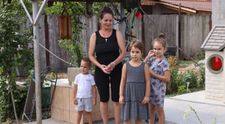 VIDEO Trei îngeri trăiesc fără tată de trei ani. „Ei nu știu că e mort”