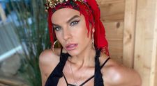 Anna Lesko începe vara cu o apariție ”super hot”. A renunţat la sutien şi le-a arătat fanilor imaginile