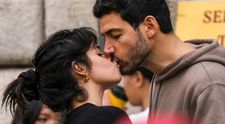 Formează cuplul momentului și abia își pot ține mâinile departe unul de celălalt! Paparazzii i-au surprins în tandrețuri pe străzile din Roma! Cine este miliardarul cu care se iubește celebra artistă