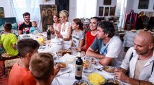VIDEO Familia Filip află că locuința lor va fi reclădită de la zero. Cum au primit vestea