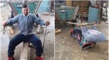 Cum se antrenează „Arnold de la țară” în curtea casei. Tânărul din județul Galați, viral pe TikTok