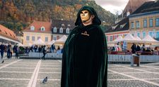 Apariție misterioasă pe străzile Brașovului! Cum au reacționat trecătorii când au văzut măștile și pelerinele negre