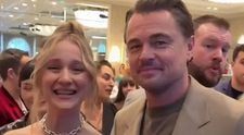Nu e celebră, dar postarea ei de la Globurile de Aur a devenit virală. Cine e tânăra care a pozat cu Leonardo DiCaprio
