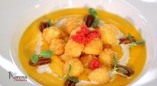 Velouté de potiron cu crutoane de branza brie si caviar de zmeura