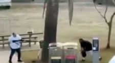 Cine este eroul care s-a luptat cu mâinile goale cu atacatorul înarmat pe plaja Bondi, din Australia. Momentul a fost filmat! Video