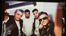 Versuri care se simt în stații de autobuz și o întâlnire neașteptată cu VUNK: Cum a transformat trupa așteptarea într-o experiență emoționantă pentru fani, prin campania surpriză inspirată de piesa „Te aștept””