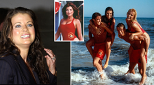 Actrița Yasmine Bleeth, din Baywatch, își plimbă câinele în pijama