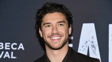 Internetul are o nouă obsesie: Belmont Cameli din Off Campus. Arată ca un star de Hollywood, joacă rolul hocheistului perfect și a salvat 7 vieți după ce și-a donat un rinichi