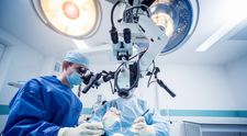Moment fără precedent la Spitalul Bagdasar-Arseni din București! Un băiat de 20 de ani, treaz și conștient în timp ce medicii îl operau pe creier. Videoclipul a devenit viral: „Cât curaj! Felicitări!”