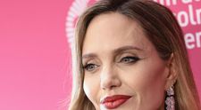 Angelina Jolie, de o eleganță desăvârșită! Cu un look natural și un machiaj discret, actrița își acceptă vârsta cu demnitate